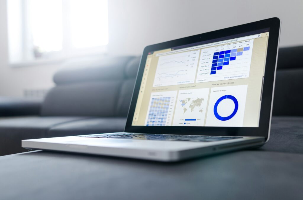 computadora portatil mostrando un reporte en google analytics 4