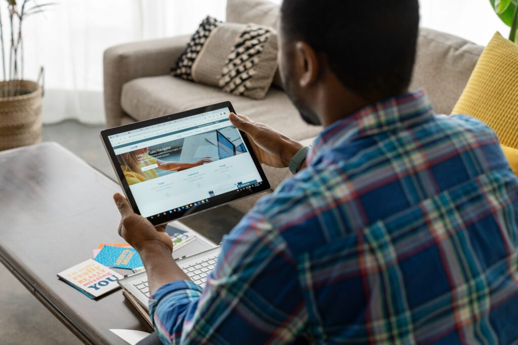 hombre navegando en linkedin sales navigator