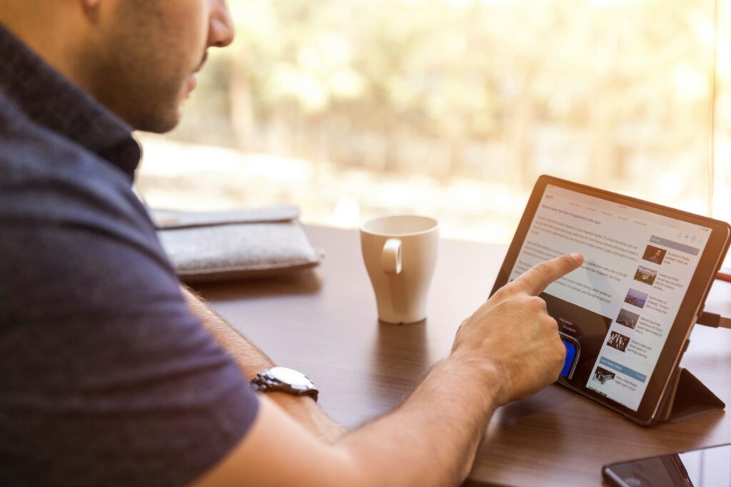hombre tomando un cafe navegando en linkedin sales navigator